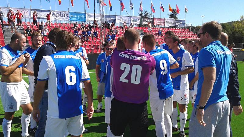  Čeští reprezentanti v malém fotbalu vstoupili do evropského šampionátu vítězstvím 2:1 nad Španěli.