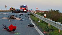 Při tragické nehodě u Pohořelic zemřel jeden člověk, dalších pět se zranilo.