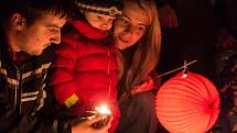 Studentský lampionový průvod a pokládání věnců a svíček u pomníku na Kaunicových kolejích.