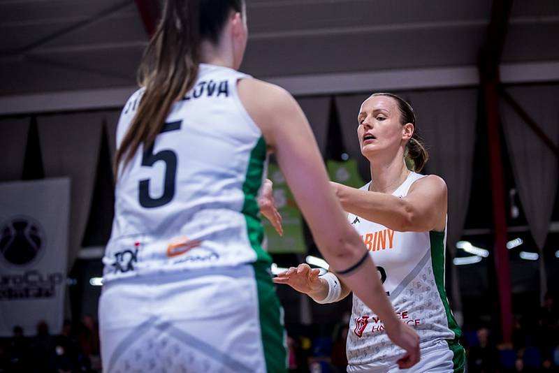 Basketbalistka Anna Jurčenková (vpravo) v této eurocupové sezoně pomohla Žabinám až do osmifinále.