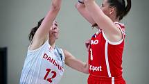 Basketbalistka Natálie Stoupalová (v červeném) si v kvalifikaci na mistrovství Evropy připsala čtyři starty.