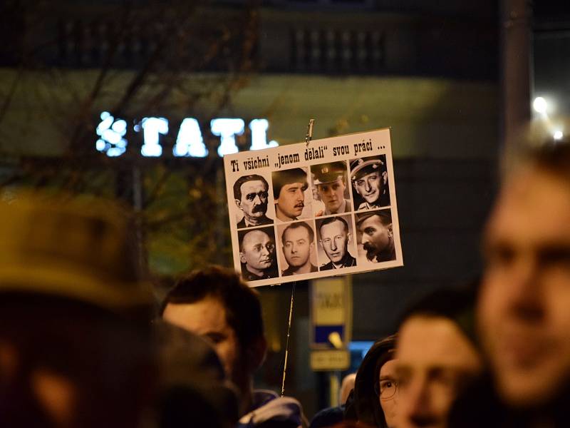 Tisíce lidí protestovaly na náměstí Svobody v Brně proti Zdeňkovi Ondráčkovi, přezdívanému mlátička.