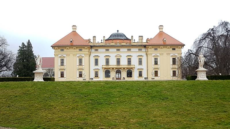 Slavkov u Brna 21.3.2020 - srovnání místa před a po zákazu pohybu bez zakrytých úst a nosu - Slavkov u Brna