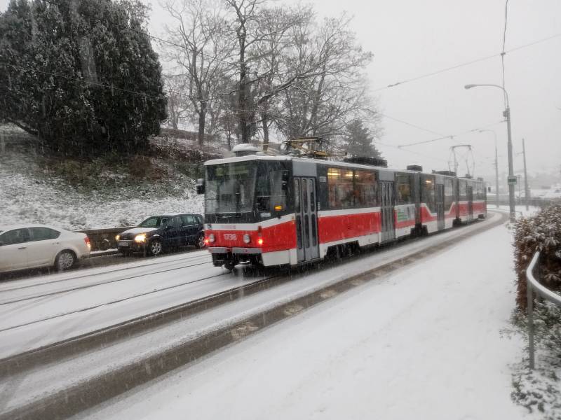 Centrum Brna zasypal sníh.