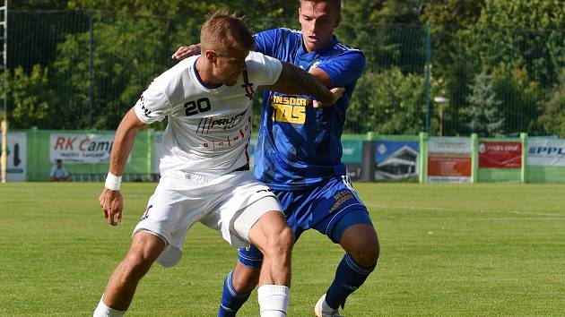 Fotbalista Jan Hladík (v bílém).