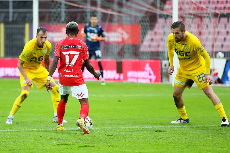 Brněnští fotbalisté (v červeném) remizovali s Teplicemi 2:2.