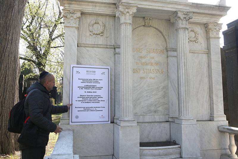 Odhalení zrekonstruované hrobky rodiny Stiassni na židovském hřbitově v Brně Židenicích.