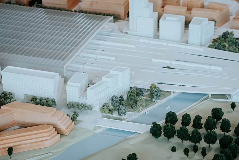 Model vítězného návrhu architektonické soutěže na podobu nového hlavního vlakového nádraží v Brně od ateliéru Benthem Crouwel Architects ve fyzické podobě.