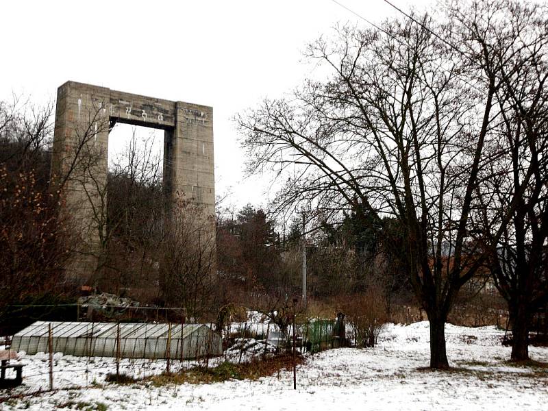 Obří pilíř, který nechali nacisté postavit v roce 1938, se betonových sousedů nedočkal.