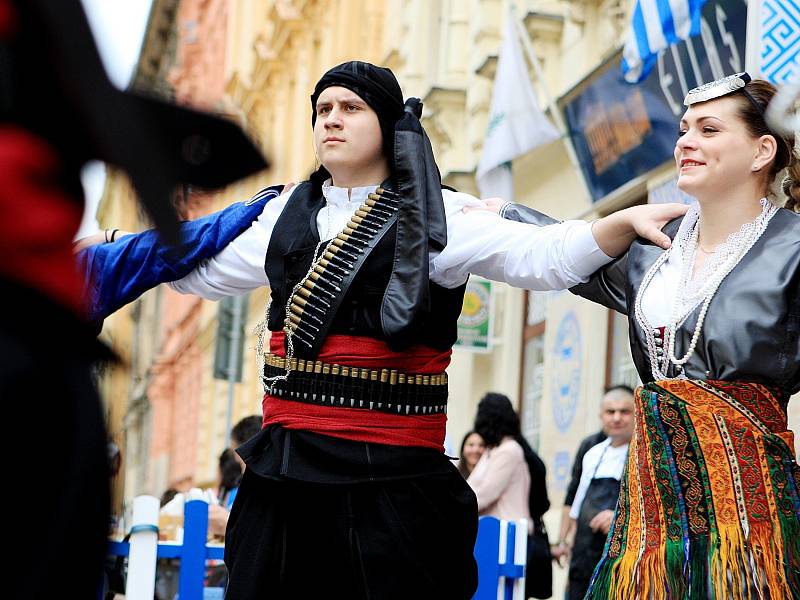 Vůně pečeného masa a pestrá hudba se nesly v neděli po poledni Sokolskou ulicí. V tamní restauraci Ellas se slavily řecké Velikonoce.