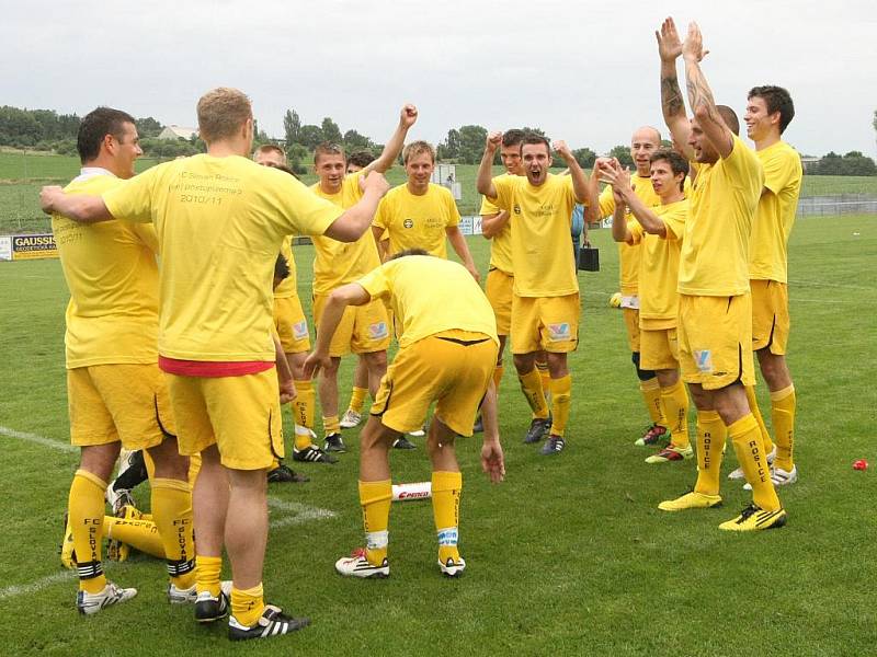 Fotbalisté Slovanu Rosice v závěrečném třicátém kole divize D zdolali doma dvěma góly Šustra 2:0 Vrchovinu. 