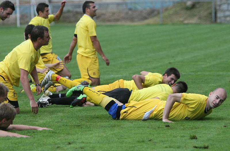 Fotbalisté Slovanu Rosice v závěrečném třicátém kole divize D zdolali doma dvěma góly Šustra 2:0 Vrchovinu. 