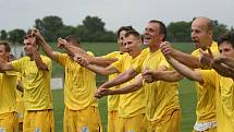 Fotbalisté Slovanu Rosice v závěrečném třicátém kole divize D zdolali doma dvěma góly Šustra 2:0 Vrchovinu. 