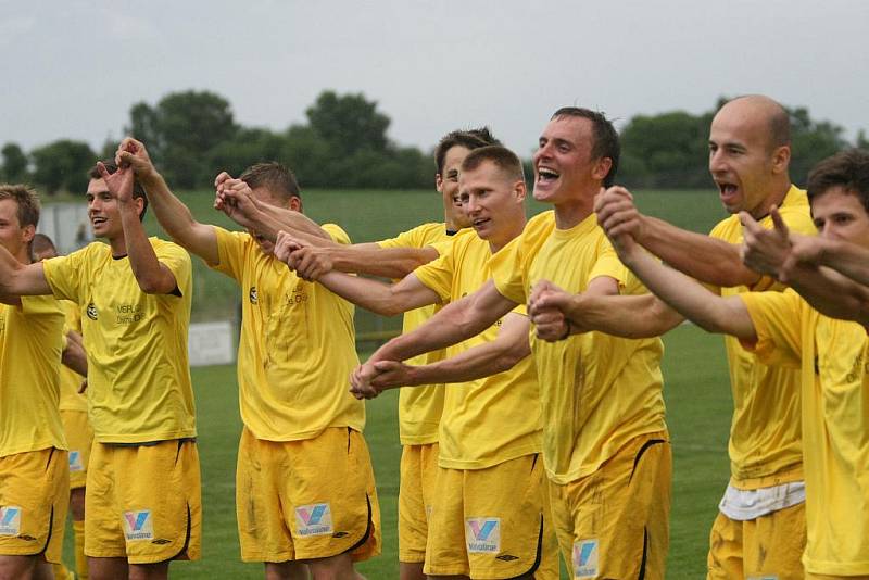 Fotbalisté Slovanu Rosice v závěrečném třicátém kole divize D zdolali doma dvěma góly Šustra 2:0 Vrchovinu. 