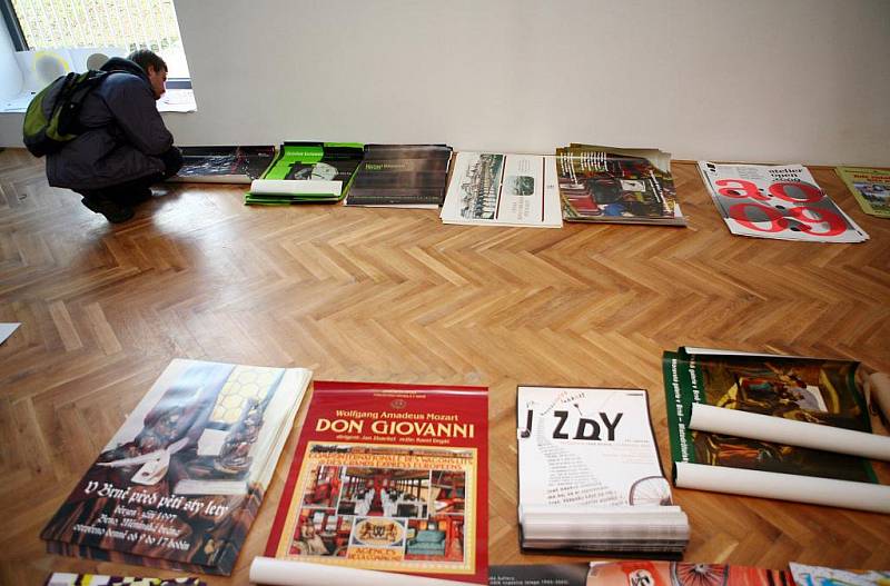Bazar katalogů a plakátů v Domu umění.