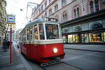 Retro vzpomínka. Historická tramvaj v centru Brna. 