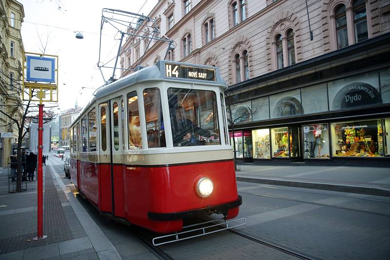 Historické tramvaje 4MT 134 (plecháč) a vůz č. 107 (dřevák) jezdily celou sobotu okružní jízdy centrem Brna. Cestující mohli dobrovolně přispět na pomoc zemi těžce zkoušené válkou a na pomoc válečným uprchlíkům.