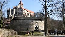 Z nového parkoviště návštěvníky hradu Pernštejn na Tišnovsku vyveze k oblíbenému hradu vláček. První víkend sezony jej využilo několik stovek návštěvníků. 