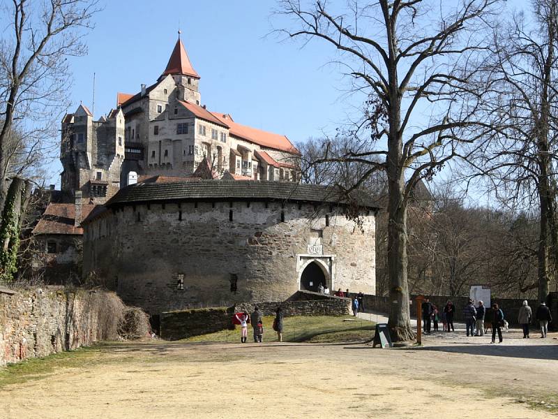 Z nového parkoviště návštěvníky hradu Pernštejn na Tišnovsku vyveze k oblíbenému hradu vláček. První víkend sezony jej využilo několik stovek návštěvníků. 