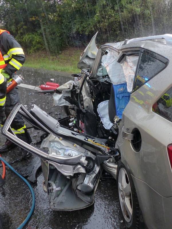 Silnici I/43 u Kuřimi na Brněnsku uzavřela v úterý odpoledne vážná nehoda dvou osobních aut.