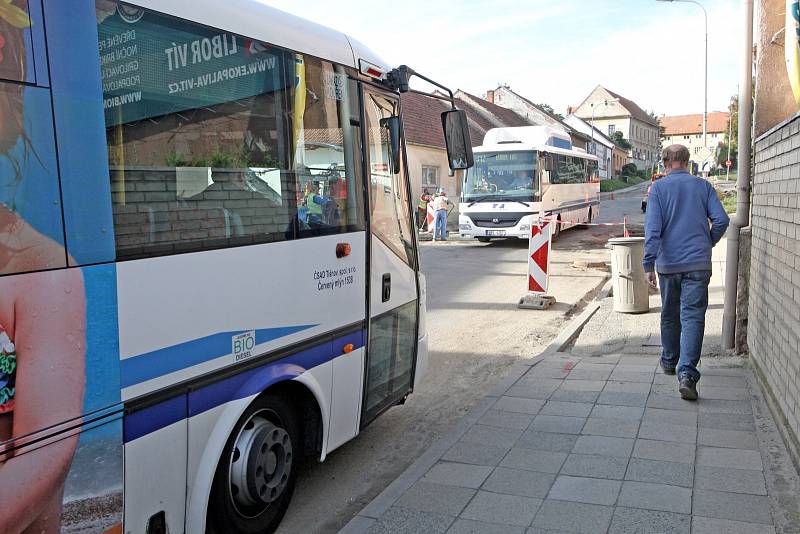 Klid lidí z Kuřimi už čtyři měsíce omezují opravy Tyršovy a Tišnovské ulice, které slouží jako hlavní průtah městem směrem na Brno. 