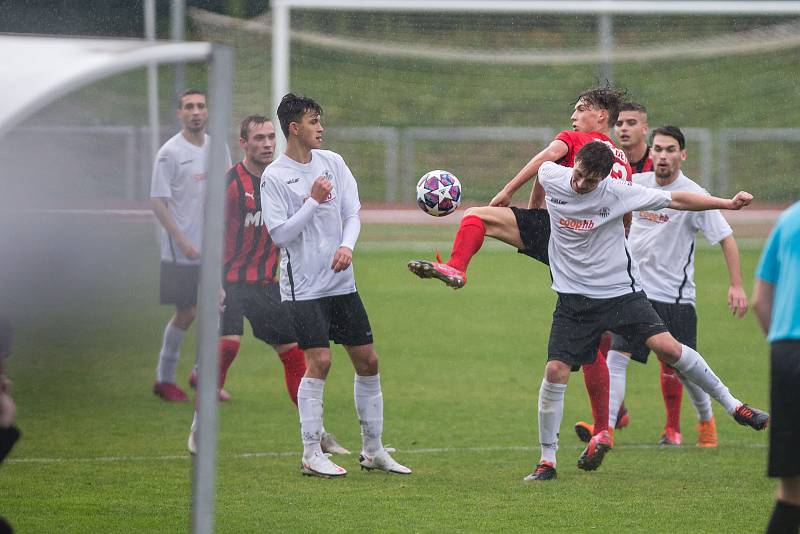 Hodonínské fotbalisty (v červeném) čeká derby s Lanžhotem, Havlíčkův Brod (v bílém) vyzve Velké Meziříčí.