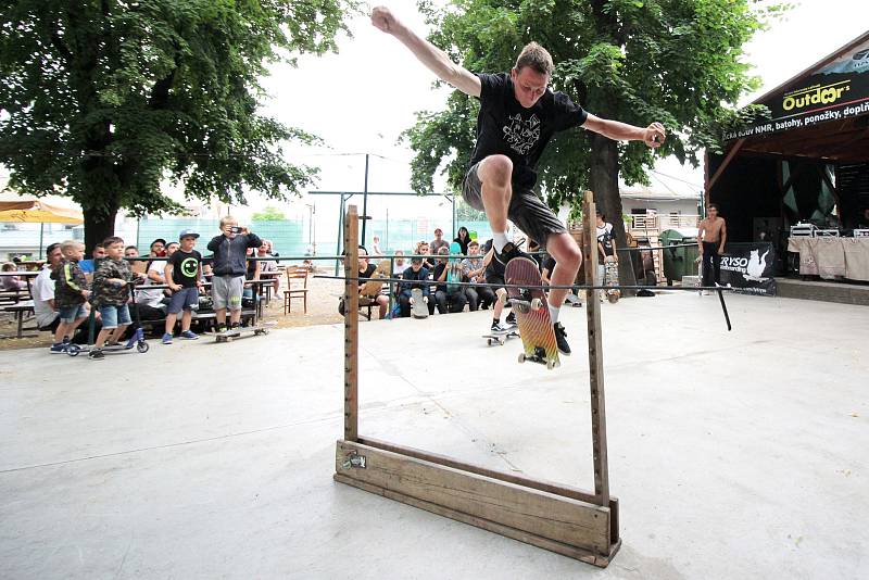 Sedmý ročník Statek Skate Contestu přilákal v sobotu na známou znojemskou pivní zahrádku Na Statku dvě desítky borcl, kteří za doprovodu hudby předváděli show.