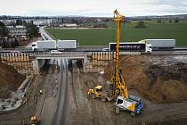 Silničáři zakládají nový most mezi 195. a 196. kilometrem D1 v Brně.