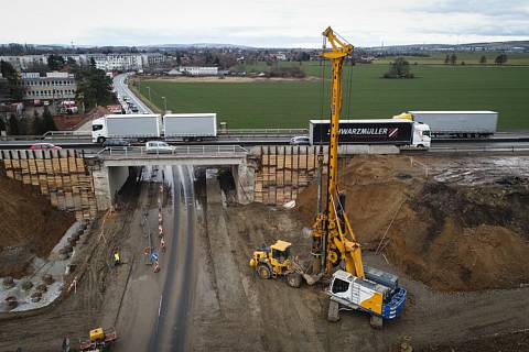 Silničáři zakládají nový most mezi 195. a 196. kilometrem D1 v Brně.