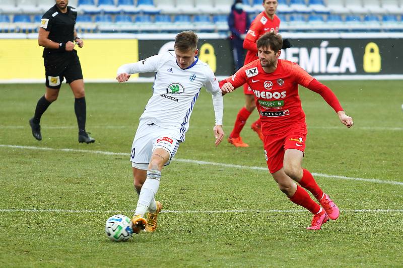 Fotbalisté Zbrojovky (v červeném) zahájili prvoligové jaro remízou v Mladé Boleslavi.