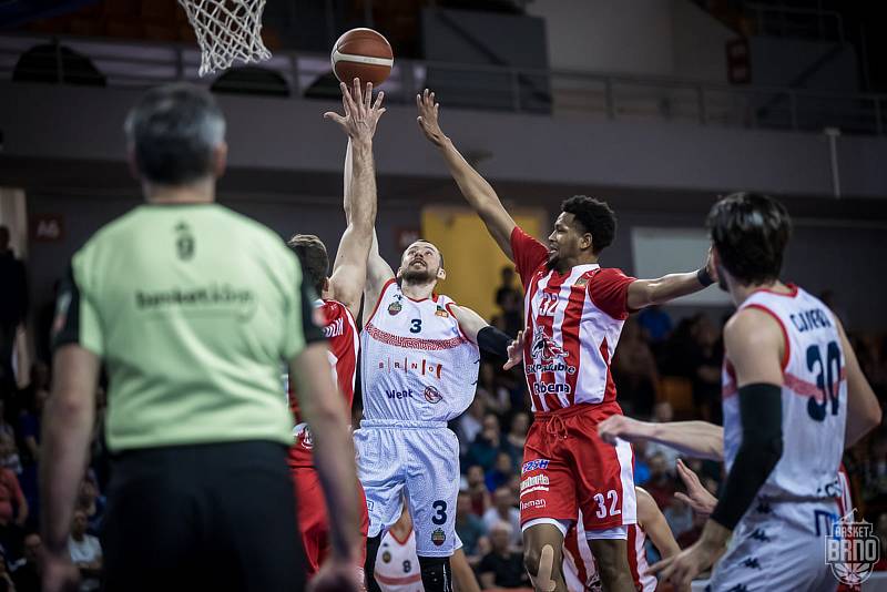 Brněnští basketbalisté (v bílém) před víc než tisíci diváky porazili Pardubice 83:71.