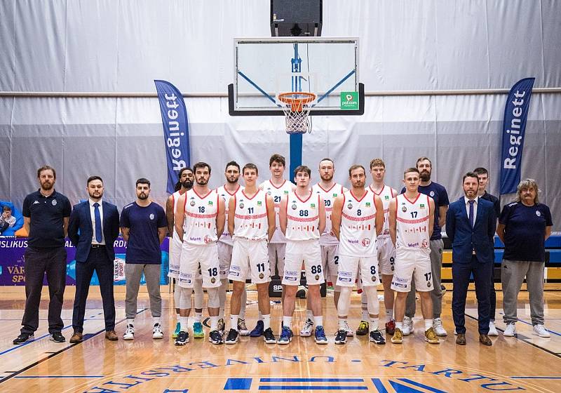 Brněnští basketbalisté (v bílém) vyhráli s lotyšským celkem Valmiera 79:77.