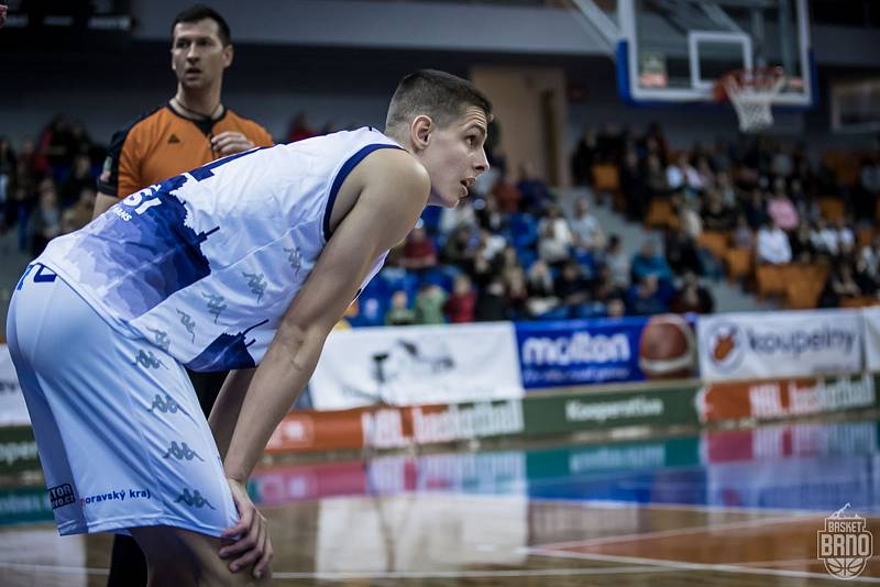 Brněnští basketbalisté (ve světlém) sehráli s favorizovaným Nymburkem vyrovnanou partii, obě mužstva se dostala přes stobodovou hranici.