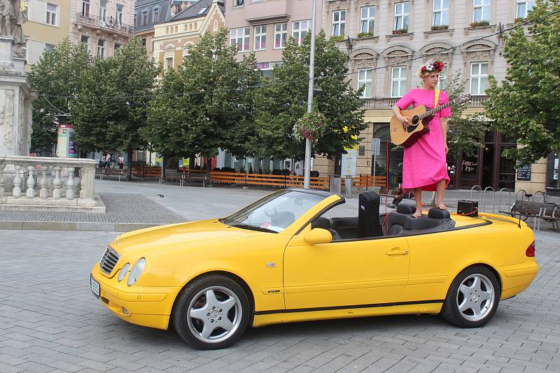 Umělci v Brně hráli na autech, balkónech, rikšách i na ulici. Součástí festivalu Maraton hudby byl i busking