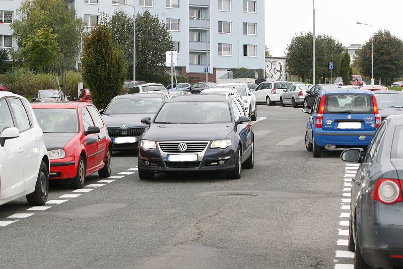 Nové dopravní značení v ulici Teyschova v Brně Bystrci způsobuje protijedoucím řidičům problémy.