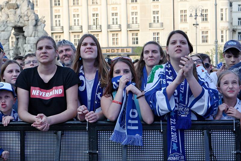 Mistři, mistři! Ozývalo se z brněnského Zelného trhu. Fanoušci tam neúnavně fandili vítězné Kometě.