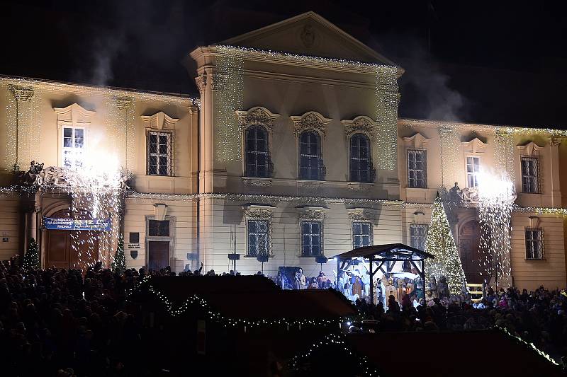 Vánoční ohňostroj před brněnskou radnicí na Dominikánském náměstí.