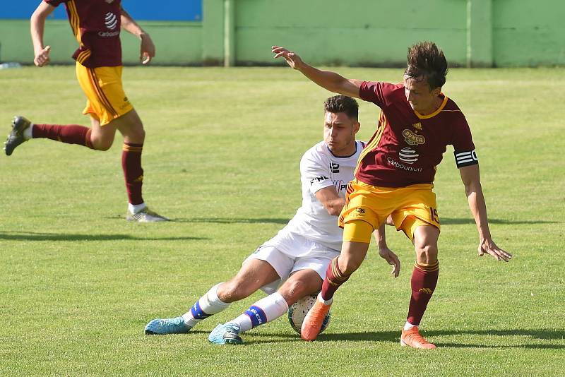 4.7.2020 - domácí SK Líšeň v bílém (Jakub Kučera) proti FK Dukla Praha (Daniel Tetour)