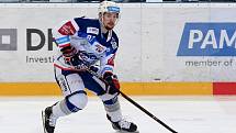 Domácí HC Kometa Brno v bílém (Petr Holík) proti HC Litvínov.