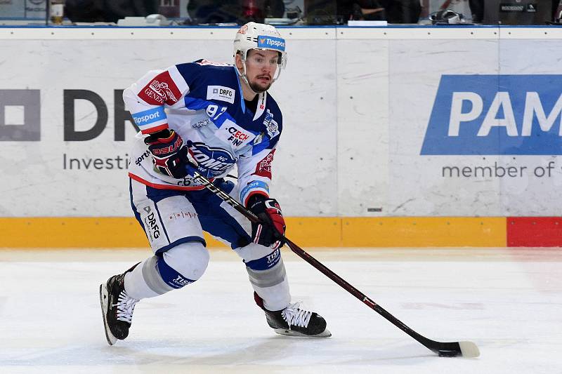 Domácí HC Kometa Brno v bílém (Petr Holík) proti HC Litvínov.