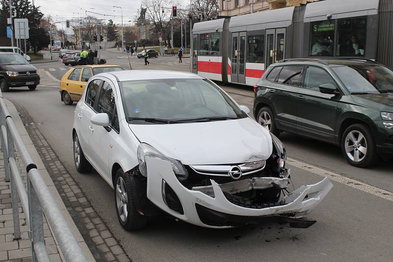 V křižovatce brněnských ulic Koliště a Milady Horákové se střetla dvě auta.