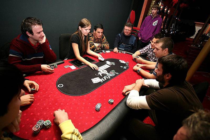 Hokejisté Komety hráli poker.