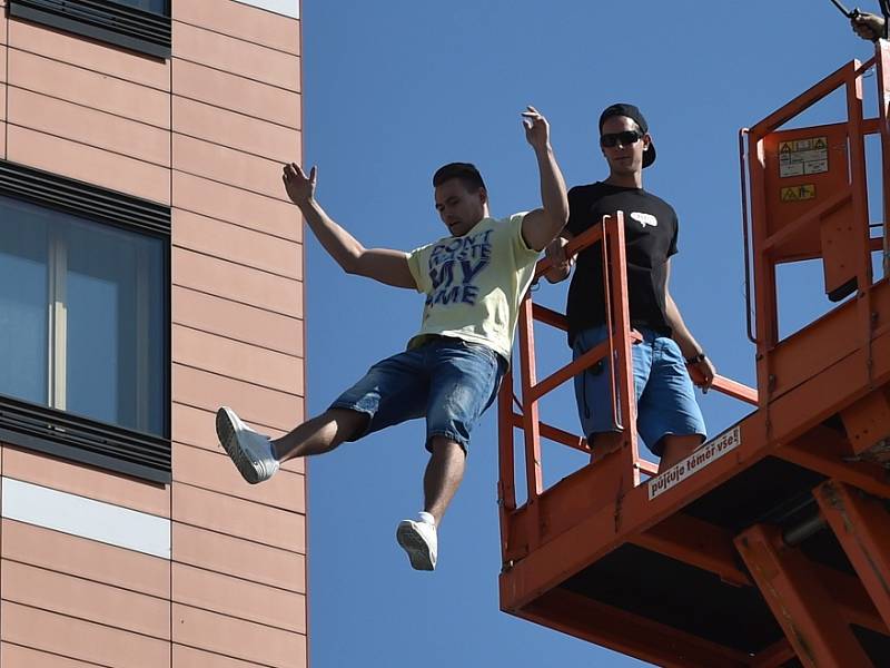 Patnáct metrů volným pádem se proletěli v sobotu lidé, kteří sebrali odvahu skočit z terasy brněnské AZ Tower. 