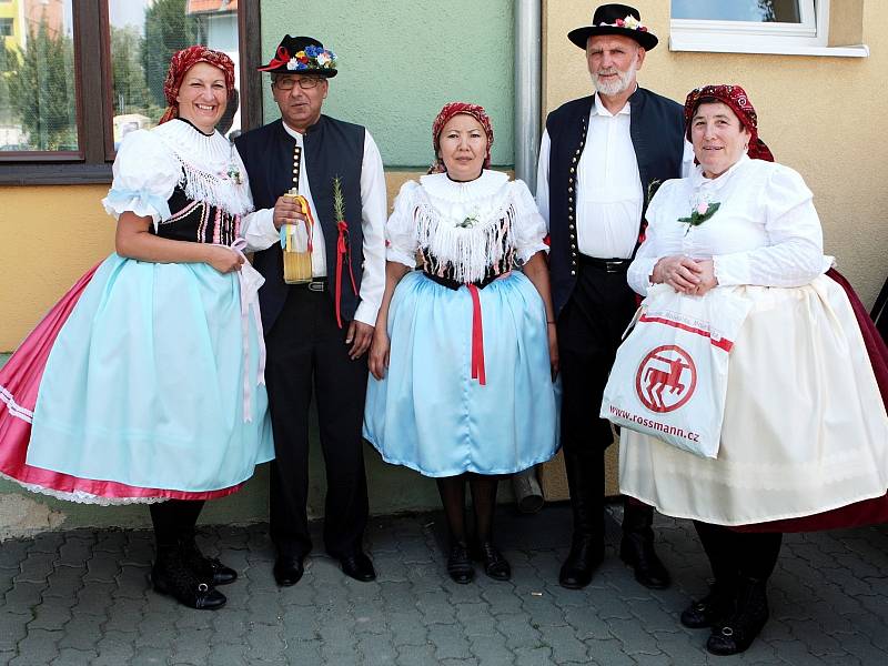 Ani horké letní počasí neodradilo obyvatele brněnské městské části Komín od toho, aby oblékli kroje a o víkendu oslavili Vavřinecké hody.