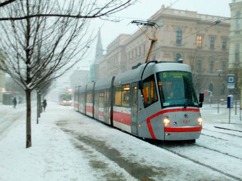 Sníh zasypal Brno. Tramvajím komplikovaly cestu zasněžené výhybky.