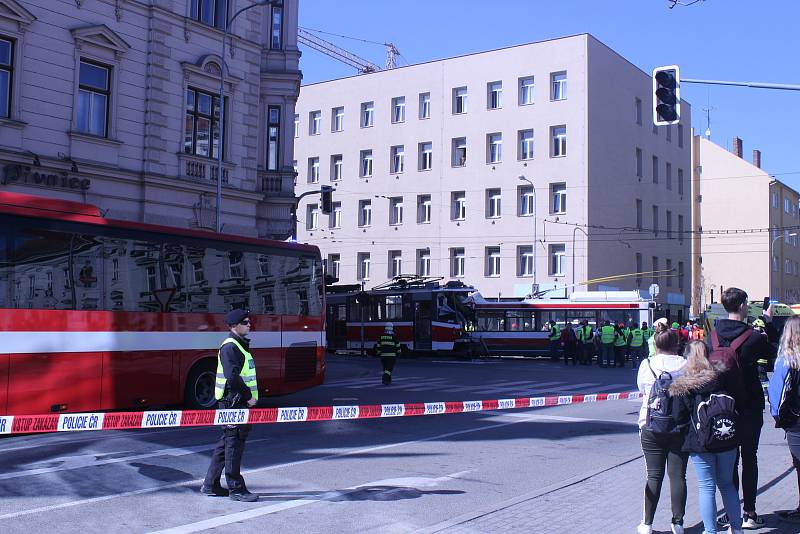 V pondělí odpoledne se v brněnské ulici Křenová, u zastávky Masná, srazila tramvaj s trolejbusem. Na místě bylo okolo čtyřiceti zraněných. Křenová ulice zůstala po nehodě neprůjezdná.