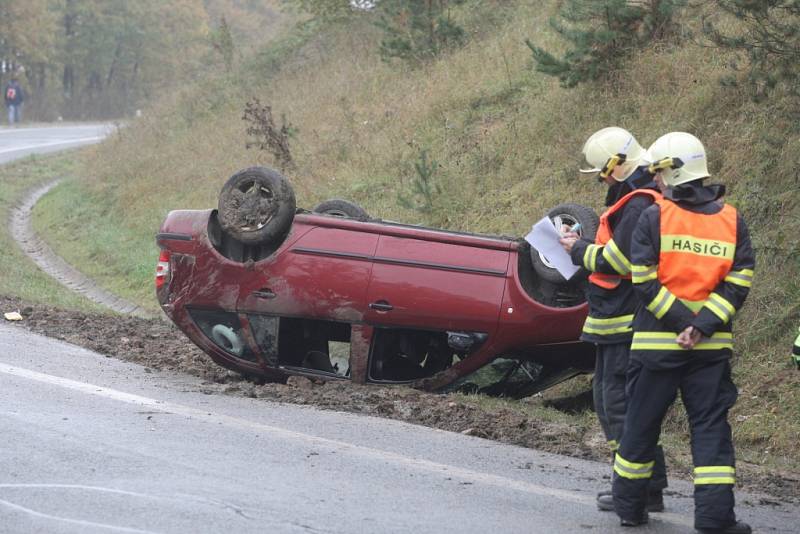 U nehody mezi Bystrcí a Žebětínem v Brně zasahovali hasiči i policisté.