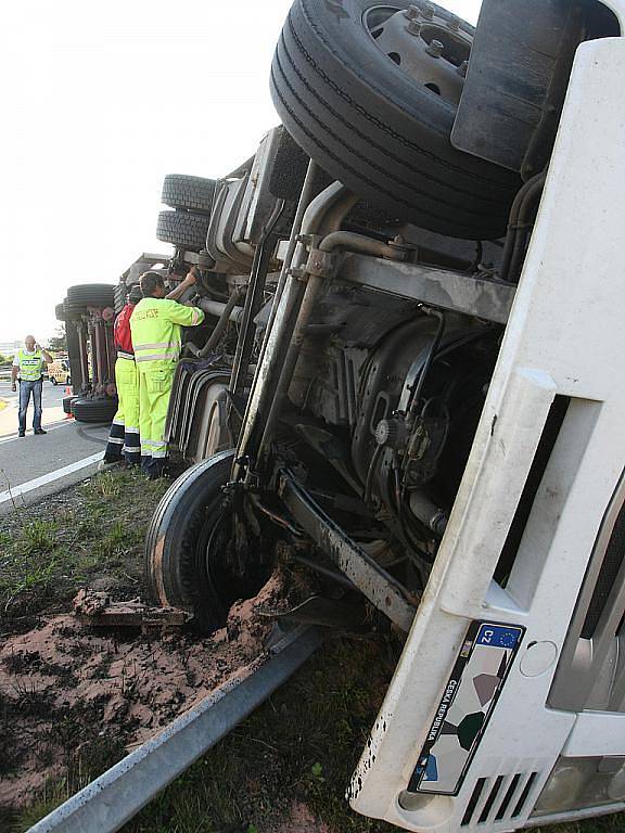 Kamion plně naložený obilím se v pátek o půl šesté odpoledne převrátil na bok na kruhovém objezdu u sjezdu z dálnice D2 u Modřic na Brněnsku. Při nehodě se nikdo nezranil.
