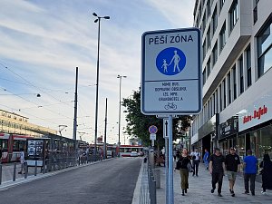 Nová pěší zóna u hlavního vlakového nádraží v Brně. Projet ní mohou ale pouze vybraní řidiči s výjimkou nebo povolením, ty ostatní tam ale navádí zákazy.