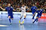 Brno 5.2.2020 - kvalifikační turnaj na futsalové MS 2020 - ČR Michal Seidler (bílá) Kazachstán 3 Taynan a 12 Dauren Tursagulov (modrá)